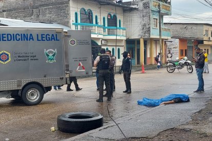 Agentes policiales asistieron al lugar para realizar el levantamiento del cadáver.