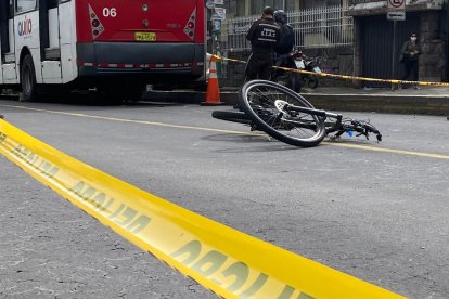 El cuerpo del ciclista quedó debajo del articulado.