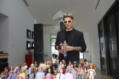 No le gusta que le toquen mucho su colección de muñecas. Las tiene impecables.