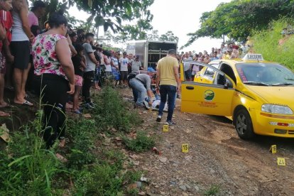 Las víctimas se desplazaban en un taxi por un camino en un recinto.