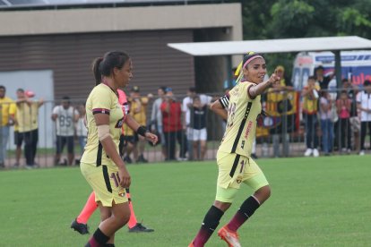 Madelen Riera y sus  goles dirigidos para su madrecita Rosa, que estaba en las gradas.