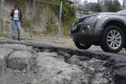 El asfalto fue colocado sobre los adoquines. Los huecos persisten.