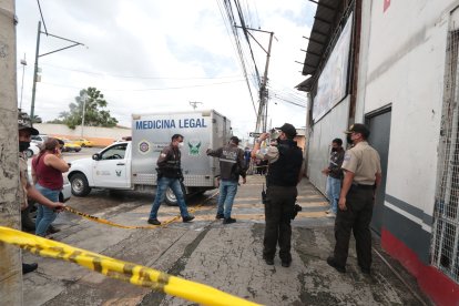 El carro de Medicina Legal llegó al sitio para trasladar el cadáver al Laboratorio de Ciencias Forenses.