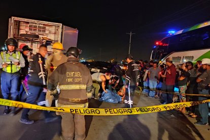 El cuerpo sin vida del ciudadano fue colocado sobre la calzada.