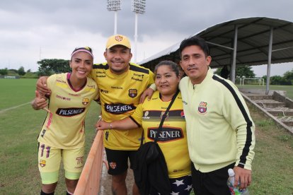 Madelen, la chica que el sábado anotó tres goles más para su familia: Rosa, su madre, y Davis y Aníbal, sus hermanos.