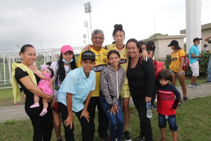 Cruz Zoller, la madre de Samantha Avilés, comanda la barra junto a sus hijas, nietos y Oswaldo López, tío de la marcapunta amarilla.