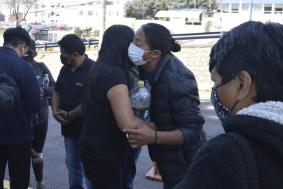 Los familiares se acercaron a la morgue a retirar el cadáver.