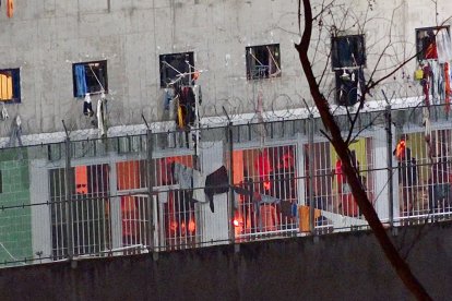Desde el exterior se divisaba fuego en algunas celdas dentro de la cárcel regional de Turi.