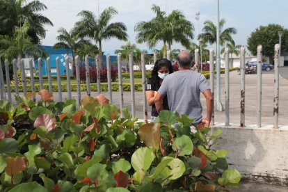 Frente al Laboratorio de Ciencias Forenses estaban la hermana y otro familiar de Christofer para retirar su cadáver.
