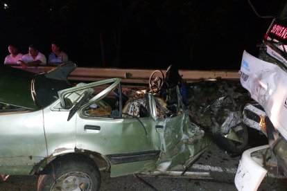 Una pareja falleció por el choque contra un camión. Habría un sobreviviente, su vástago de 48 años.