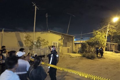 Se acordonó el sitio del crimen y a ocho cuadras se halló el auto de los sicarios.