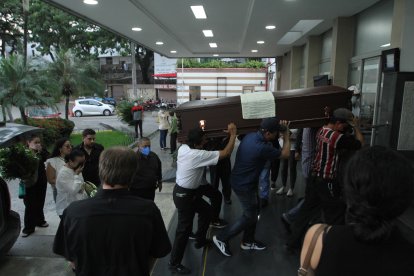 El cadáver de Marco Castañeda, quien recibió disparos de hampones que asaltaban un transporte interprovincial, fue traído este lunes a Guayaquil.