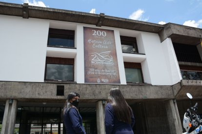 Las pancartas han estado sobre la fachada del palacio municipal por varias semanas.