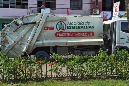 El vehículo recibió múltiple disparos de bala durante el enfrentamiento entre bandas rivales.