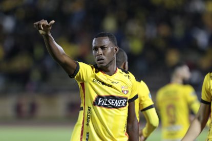 Leonel Quiñónez, con una maniobra acrobática, marco el segundo gol torero tras un preciso pase de Damián Díaz.