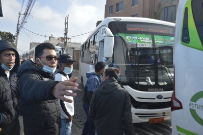 Daniela Moina Armas / Quito
La calle Alfonso Moncayo, en Carapungo, norte de Quito, se llena de usuarios en busca de transporte para ir a trabajar en Cumbayá o Guajaló, entre las 07:00 y 08:00 de lunes a viernes.
Pero no solo están ellos. En las últimas semanas también  se han dado cita los socios de las operadoras Rutvitrans y Trans Hemisféricos. El problema es que entre ambas cooperativas se han registrado enfrentamientos que han dejado un par de heridos.
Esto ha causado temor e incomodidad en las personas, quienes no han podido usar los buses normalmente. “El jueves anterior llegué tarde a mi trabajo porque entre ellos se estaban gritando y no salían los buses”, dijo Gregoria Vera, una de las usuarias perjudicadas por la bronca de transportistas.
La pugna por pasajeros ha provocado que en las veredas haya demasiada gente ofreciendo el servicio. Junto a cada vehículo están, al menos, seis personas gritando: “¡A Cumbayá! ¡A Guajaló!
“Uno no puede ni ver bien el bus que ya le están casi subiendo”, manifestó a EXTRA una mujer que se dirigía hacia Cumbayá.
La disputa
El ambiente es tenso y los pasajeros están en medio de la disputa. Aída Lulema relató que todos los días “hay correteos entre las unidades. No dejan ni trabajar ni trabajan”. 
La semana pasada llegó a su trabajo 45 minutos más tarde porque los buses no salían de la parada. “Se quedan más tiempo de lo necesario y como no tenemos en qué más movilizarnos toca esperar”, espetó.
Galo Solano, socio de la operadora Rutvitrans, dijo que la situación se ha vuelto tensa desde que las actividades se han ido normalizando luego de la pandemia por COVID-19. “La Secretaría de Movilidad nos hizo poner carros nuevos para legalizarnos, pero no se pudo completar la flota”. Y para hacerlo, Solano dijo que se llegó a un acuerdo con la otra compañía.
Pero acotó que durante la crisis, la otra compañía no habría prestado el servicio y ellos sí.  “Ellos vienen ahora que ya hay más gente. Se están metiendo y nos están quitando el pan de cada día”, dijo Solano, cuya compañía tiene 16 unidades, mientras que Trans Hemisféricos cuenta con 84.
Los contratos
Los representantes de Trans Hemisféricos respondieron que sus operaciones son legales, puesto que –dijeron– poseen un contrato con la Secretaría de Movilidad que los habilitaría en las frecuencias desde Carapungo hacia Guajaló y de Carapungo a Cumbayá.
Roberto Angamarca, presidente de esta operadora, dijo que sus ‘contendientes’ han armado el relajo impidiendo que los pasajeros se suban a sus unidades. “Tenemos papeles en regla”, sentenció.
La Secretaría de Movilidad emitió un comunicado al respecto, en el que rechazó los actos violentos registrados. Informó, además, que se iniciaron “las acciones para el control y sanción de hechos como los suscitados y expuestos a la opinión pública”. 
EXTRA solicitó el lunes 4 de abril una entrevista con un vocero de la entidad para conocer los detalles de las frecuencias otorgadas a las operadoras, pero no fue concedida.