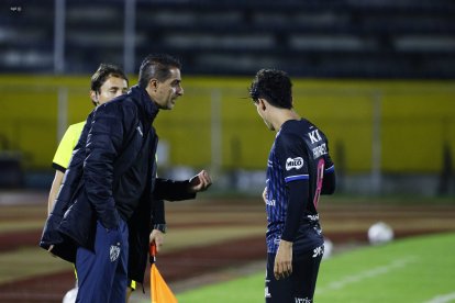 Por segundo año consecutivo, el técnico Renato Paiva no podrá dirigir a los rayados en la Copa Libertadores.