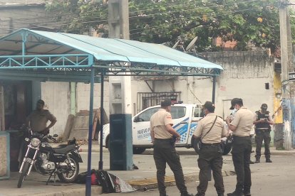 El cadáver quedó tendido fuera de un taller de motos del populoso sector.