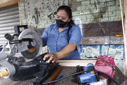 Éricka en acción, cortando madera, en el taller familiar. Aprendió el oficio desde la adolescencia.
