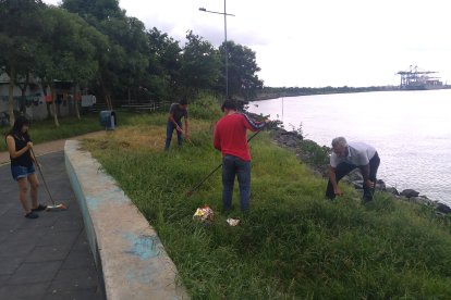 La ‘pipol’ se reúne para hacer la  respectiva minga del lugar.