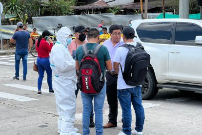 Los agentes hacen pericias cerca del hombre que fue baleado. El crimen se registró a pocos metros de donde estudia la hija del asesinado.