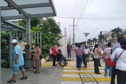 Quienes se atienden particularmente en la casa de salud, se solidarizan con los derivados del IESS.