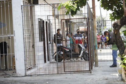 Agentes policiales llegaron a la zona para recabar los indicios balísticos de este caso.