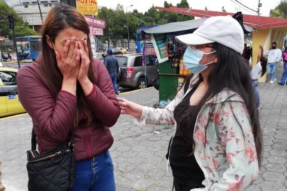 Familiares del agente esperaban ansiosos afuera del hospital.