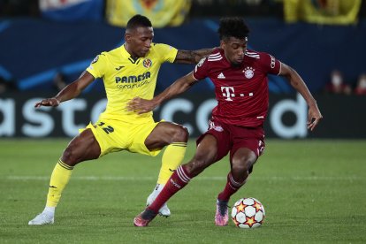 VEl delantero del Bayern de Múnich, Kingsley Coman, juega ante Pervis Estupiñán, del Villarreal.