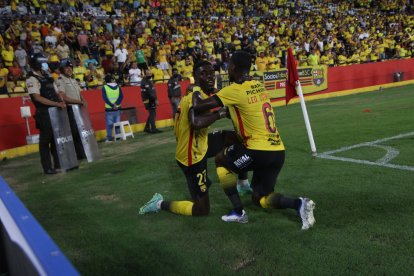 Michael Carcelén y Leonel Quiñónez en el festejo del tercer gol de Barcelona.