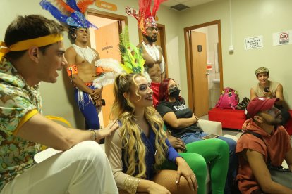 Parte del elenco en los camerinos.