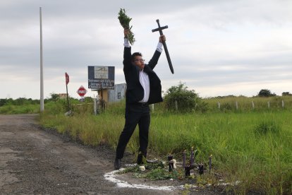El vidente José de los Santos realizó un ritual para eliminar las malas energías y armonizar las buenas vibras en los terrenos donde debería construirse el aeropuerto.

PERIODISTA : VICENTE TAGLE 

FECHA : 05/04/2022 

Agencia (ag-extra)