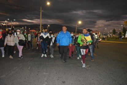 Los feligreses salieron bajo su responsabilidad en el recorrido  de 42 kilómetros desde Ambato a Baños, en la caminata nocturna en honor a la Virgen de Agua Santa.