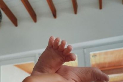 Camilo mostró los pies de la pequeña Índigo por primera vez