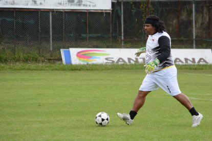 El Superchinto Espinoza demostró que ‘vuela’ en el arco como en sus mejores tiempos pese a tener unas libras demás.