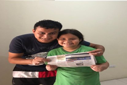 Steven Valverde muestra su ejemplar ganador de EXTRA. Con ese billete pudo comprar llantas para su carro. Está ‘felizote’.