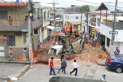 Maquinarias trabajaban en la zona la mañana de este sábado. Los residentes afectados aún sacaban el agua de sus casas.