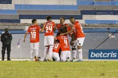 Los jugadores del Trencito felicitan a Cristian Martínez Borja tras marcar el segundo gol ante 9 de Octubre.