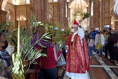 Los creyentes se concentraron en torno a esta celebración para elevar plegarias y oraciones por el ´milagro´ de seguir con vid
