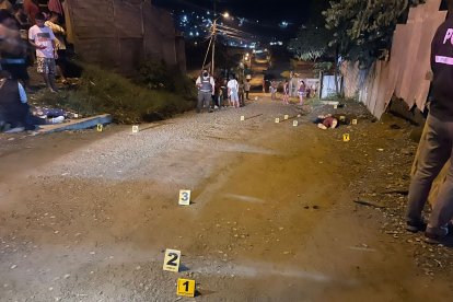 En este lugar fueron asesinadas tres personas. Una quedó herida. 2. Familiares de los baleados en la Prosperina retiraron ayer sus cuerpos de la morgue. 3. En la 27 y Cristóbal Colón fueron baleadas 7 ciudadanos