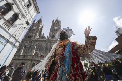 Mujeres, jóvenes, ancianos y hombres de toda edad y condición se agolparon en las afueras de la iglesia para caminar por varias calles del casco histórico de Quito.