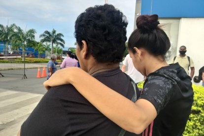 La mamá y la tía del adolescente asesinado llegaron a Guayaquil para llevarse el cadáver.