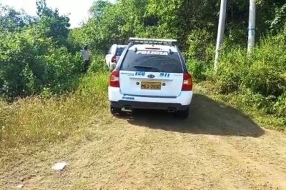 Agentes policiales llegaron al sitio y revisaron el área, además de los cuerpos hallaron unas vainas percutidas.