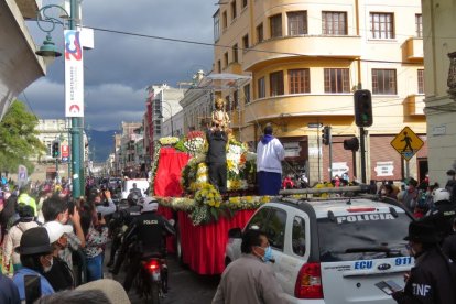 Con el reinicio de las actividades multitudinarias, creyentes al Señor del Buen Suceso recuerdan leyendas de su obra.
