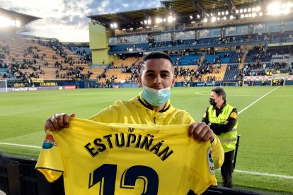 Raúl Sanz logró conseguir la camiseta de Pervis Estupiñán.