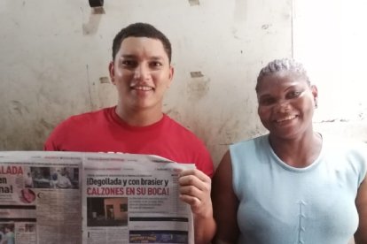 Juan, el ‘suertudo’, muestra el ejemplar que le dio los 100 dólares de la promo ¡Despega y Gana!