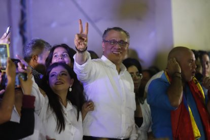 El exvicepresidente, sentenciado en tres casos y quien fue liberado de prisión, llegó a Guayaquil directo a un evento con sus simpatizantes.