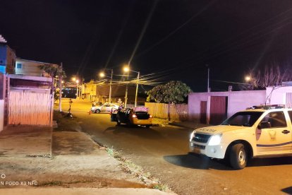 En medio de una vía , en populoso barrio de Manta, fue hallado el taxi y en el interior estaba el cuerpo sin vida.