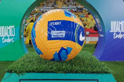 El balón con el que se juega la LigaPro 2022 es de marca Nike, modelo Flight de color naranja.