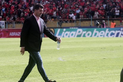 Ismael Rescalvo fue duramente criticado por los hinchas de Emelec, tras el empate ante el Deportivo Cuenca.